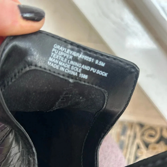 Woman's 9.5 black crocodile ankle bootie with a block heel nwot - Picture 13 of 16